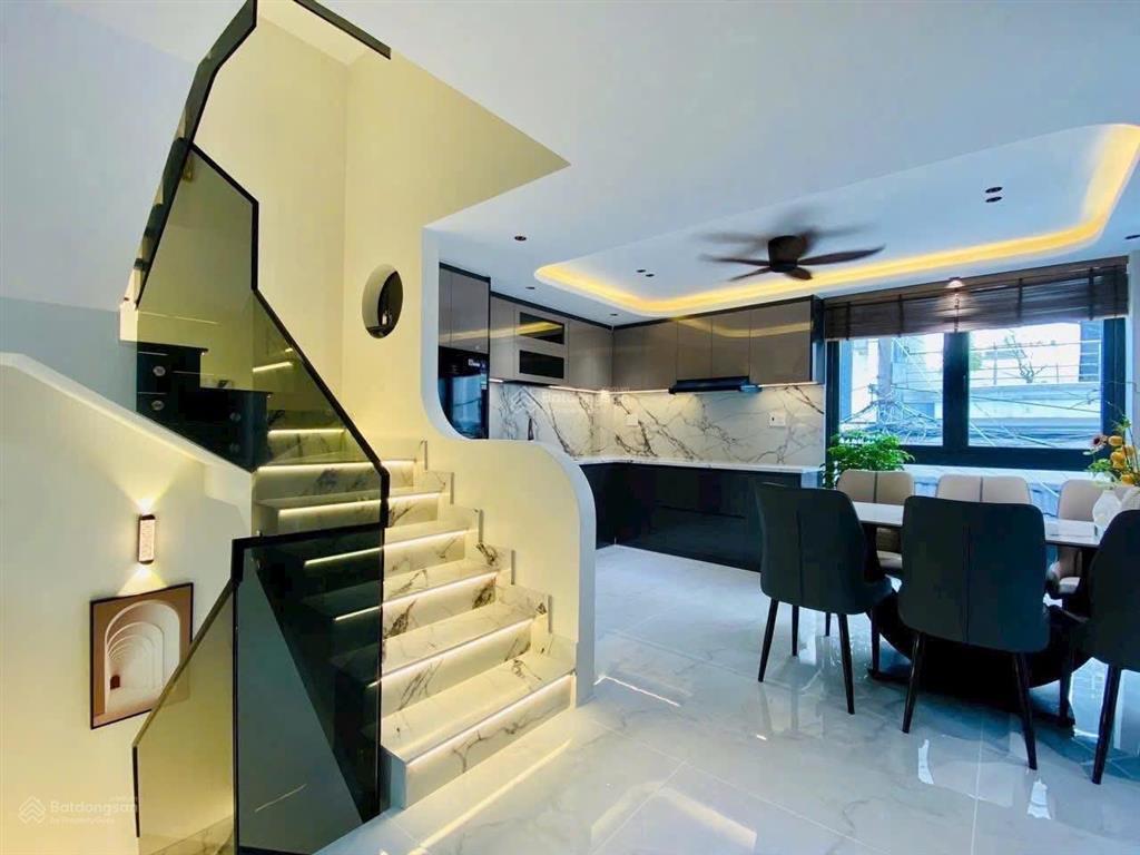 Cô tú về quê ở cần bán nhà nhiêu tâm  p5  q5, gần chợ hoà bình dt 80m2 đang cho thuê 24 triệu