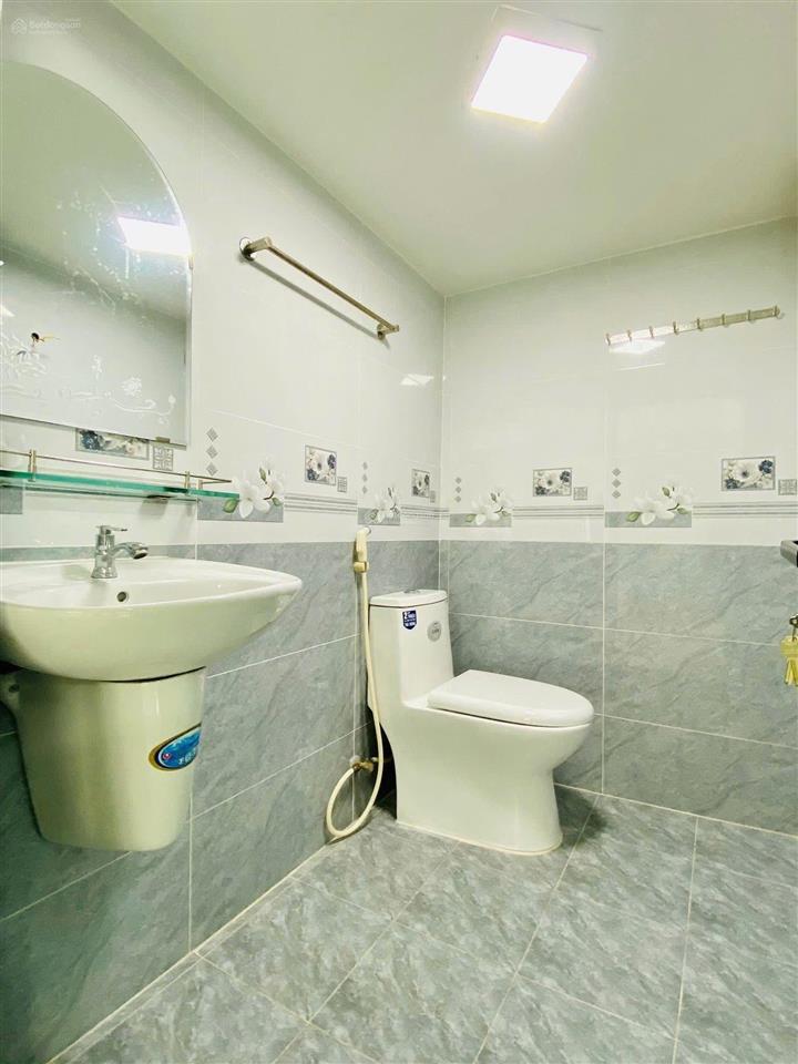Cô lý về quê cần bán nhà ngô thời nhiệmq3, gần bệnh viện da liễu. 65m2/3tỷ100 đang cho thuê 25tr