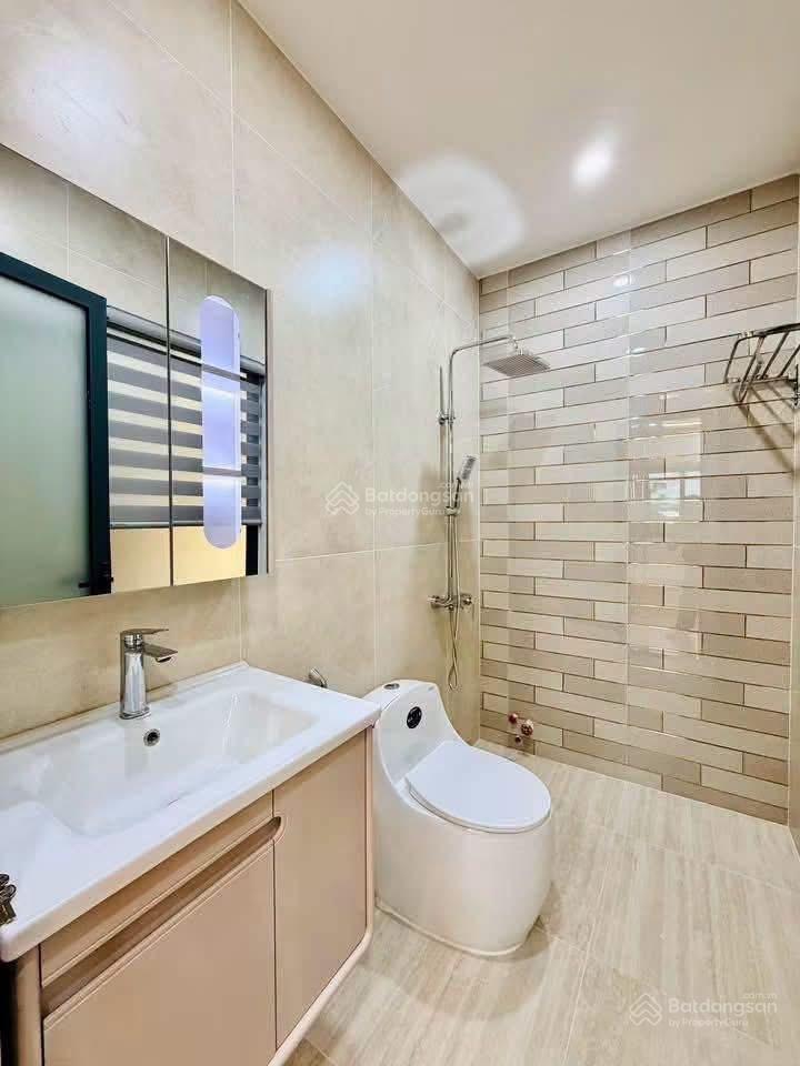 Tôi cần tiền bán nhà võ thị sáu  q3, gần vòng xoay dân chủ. dt 76,8m2 đang cho thuê 27tr