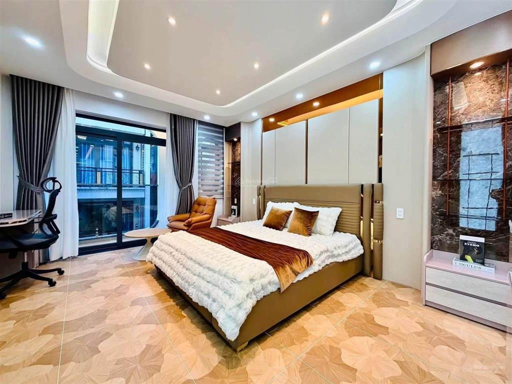 Tôi cần tiền bán nhà võ thị sáu  q3, gần vòng xoay dân chủ. dt 76,8m2 đang cho thuê 27tr