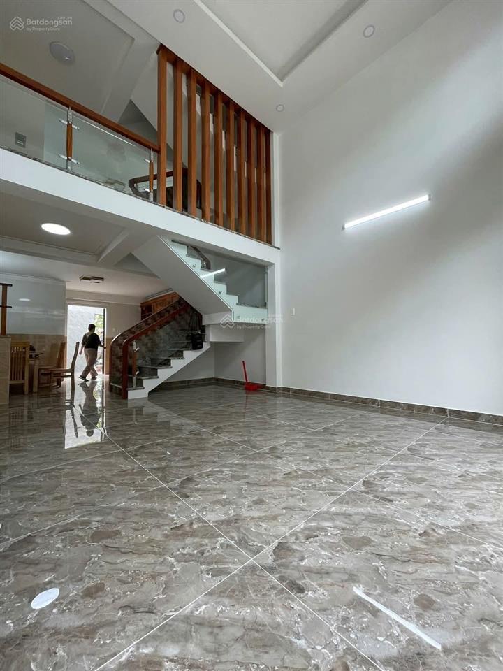 Chủ cần bán nhà nguyên hồng, p1, gò vấp, giá 2tỷ6 cách emart phan văn trị 5p di chuyển dt 79m2