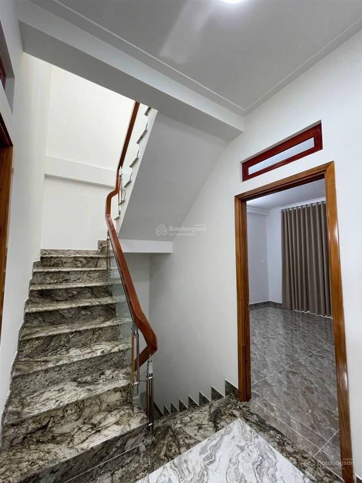 Chủ cần bán nhà nguyên hồng, p1, gò vấp, giá 2tỷ6 cách emart phan văn trị 5p di chuyển dt 79m2