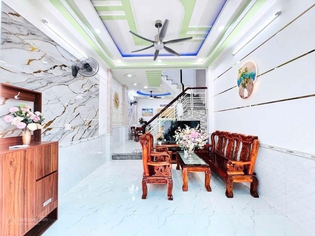Tôi cần bán nhà huyền quang, tân định, q1, gần chợ tân định, dt 70,4m2, cho thuê 40tr/th