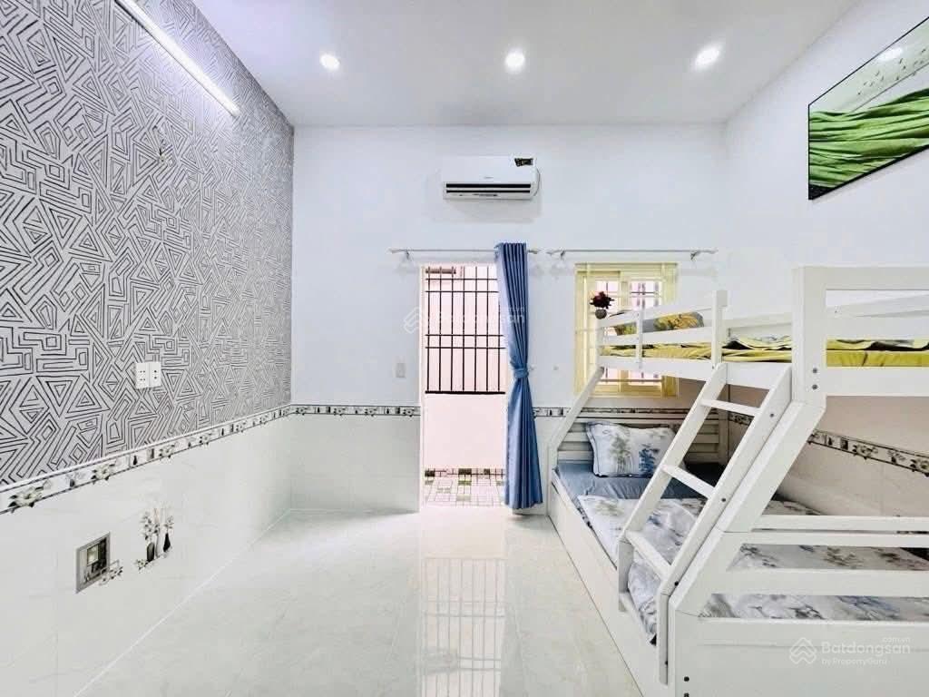 Tôi cần bán nhà huyền quang, tân định, q1, gần chợ tân định, dt 70,4m2, cho thuê 40tr/th