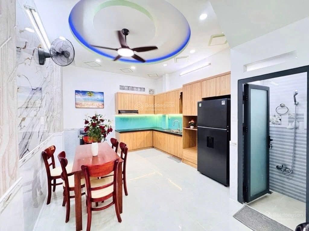 Tôi cần bán nhà huyền quang, tân định, q1, gần chợ tân định, dt 70,4m2, cho thuê 40tr/th