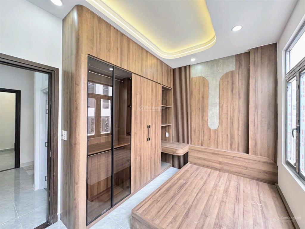 Bán nhà đường nguyễn hữu hào/ quận 4 ,dt 63m2(4m x 15,7m ) giá 2tỷ 865. gần đường hoàng diệu