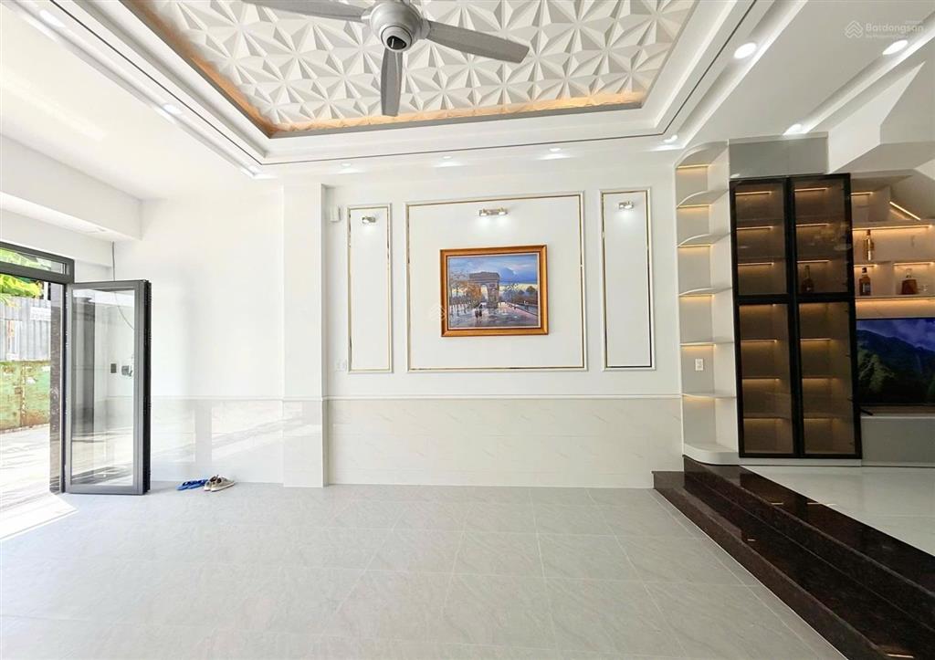 Bán gấp nhà đường lò siêu, q11. dt 63m2 (4,5m x 14m) giá 5.9 tỷ. thông ra đường 3 tháng 2