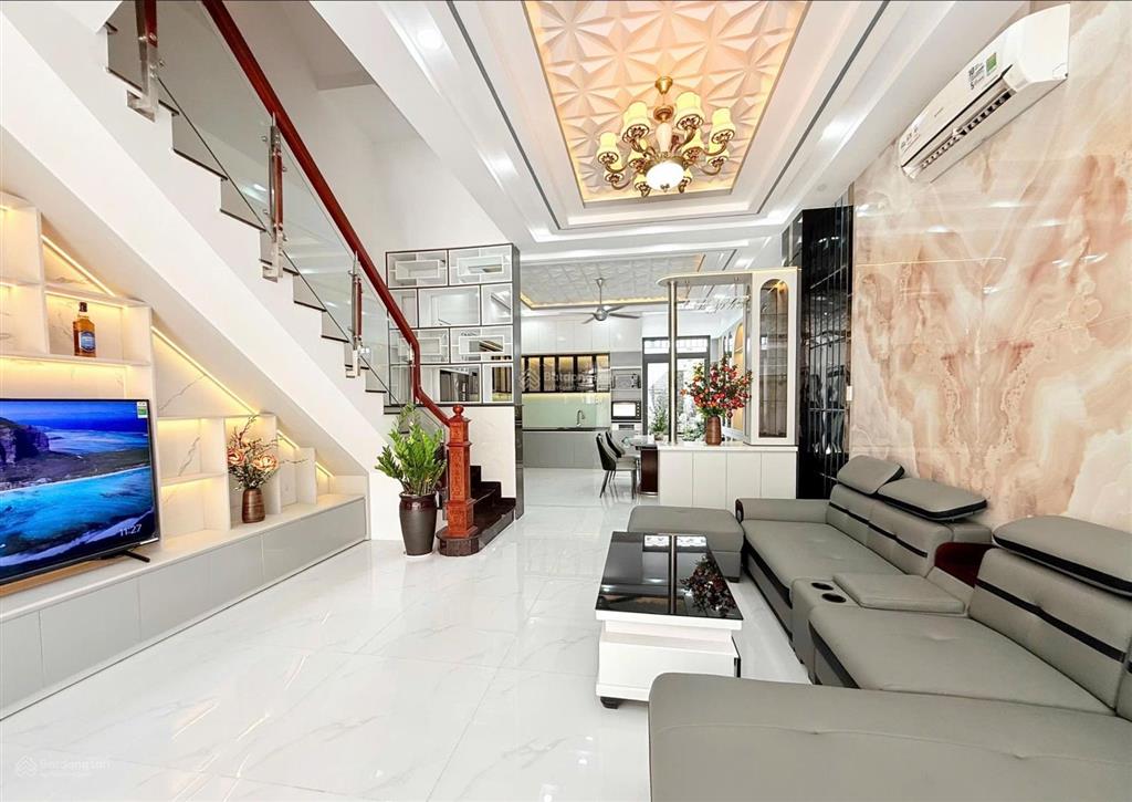 Bán gấp nhà đường lò siêu, q11. dt 63m2 (4,5m x 14m) giá 5.9 tỷ. thông ra đường 3 tháng 2