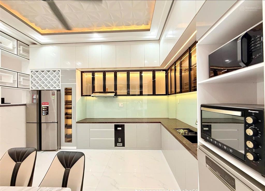 Bán gấp nhà đường lò siêu, q11. dt 63m2 (4,5m x 14m) giá 5.9 tỷ. thông ra đường 3 tháng 2