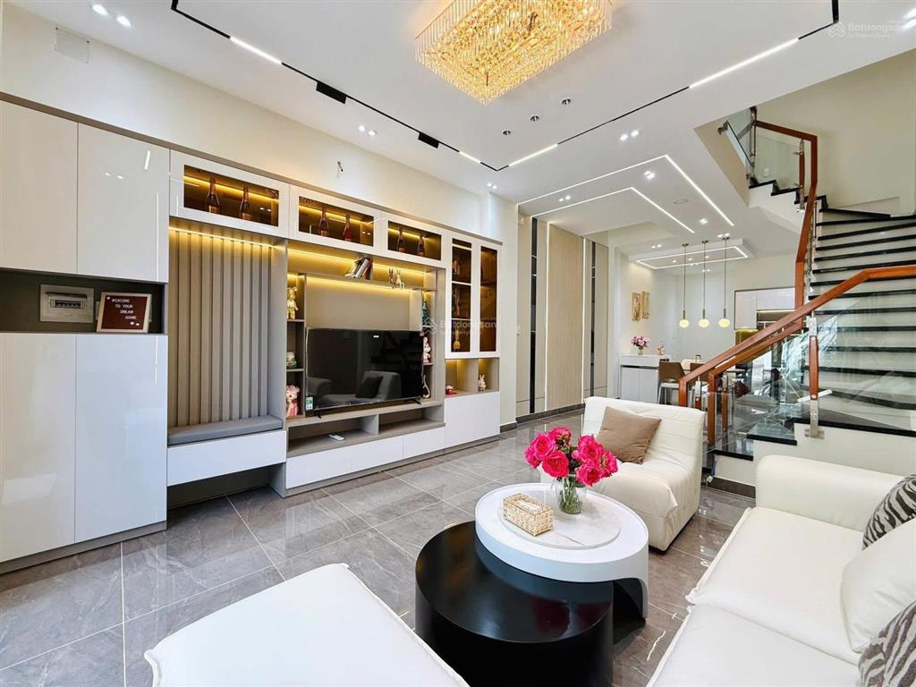 Bán gấp nhà đường âu dương lân (quận 8 cũ). 66m2 (4,3m x 15m) giá 5,3 tỷ mặt tiền đường lớn