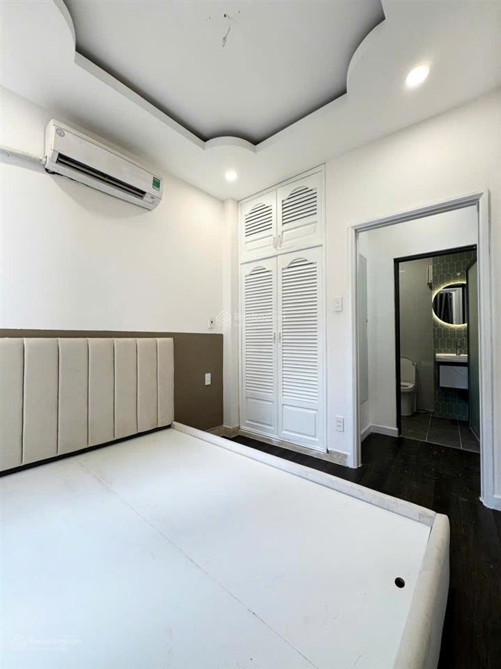 Hẻm kia morning khu phố thời trang huỳnh văn bánh 4 tầng 5,5x7 chỉ 6,85 tỷ.