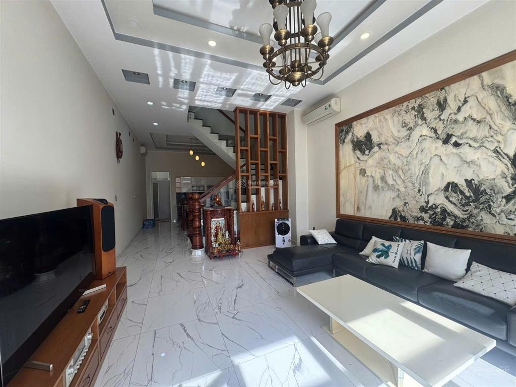 Nhà đẹp ở ngay hẻm xe hơi tránh liền kề khu dc vạn phúc 3 tầng 5x20 chỉ 9,7 tỷ.