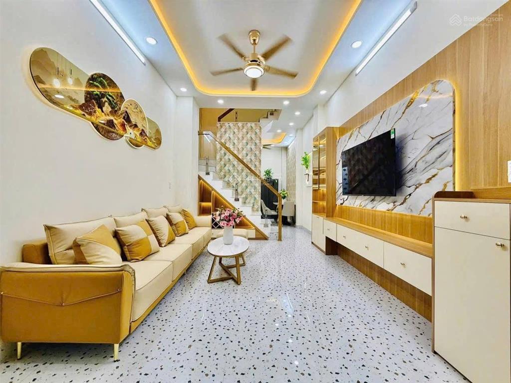 Vợ chồng tôi cần bán nhà mạc đĩnh chiđa kaoq1, gần cv lê văn tám.giá 4tỷ830tr/62,5m2,cho thuê32tr