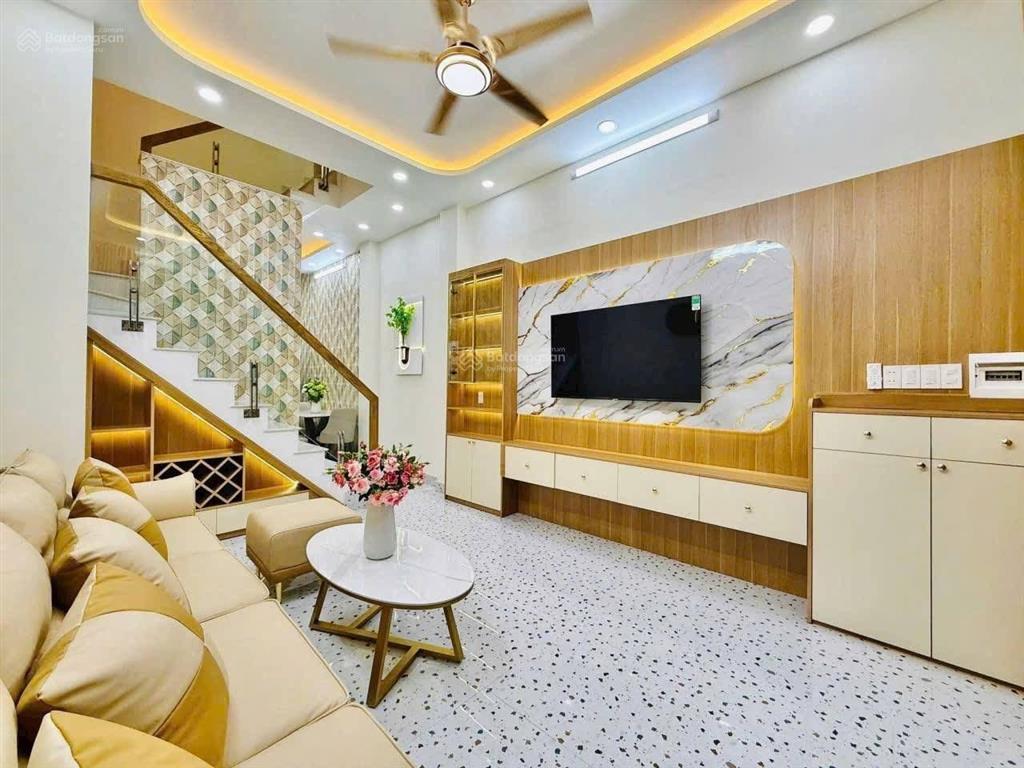 Vợ chồng tôi cần bán nhà mạc đĩnh chiđa kaoq1, gần cv lê văn tám.giá 4tỷ830tr/62,5m2,cho thuê32tr