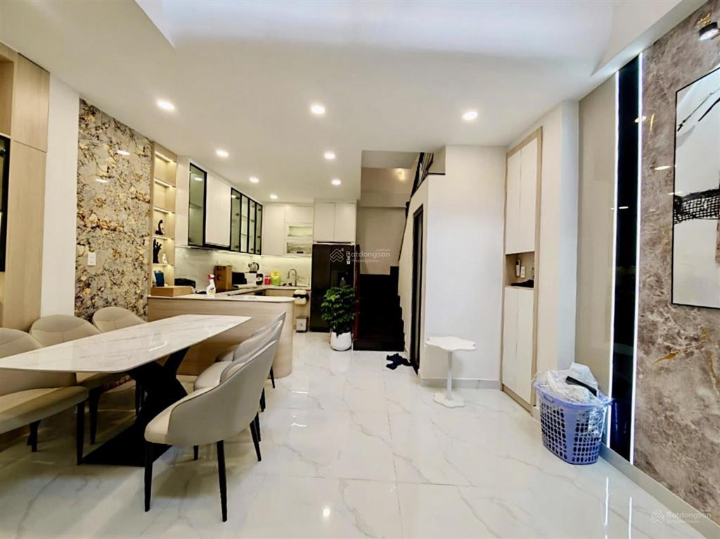 Chú sáu cần bán nhà lý tự trọngbến thànhq1, gần chợ bến thành.giá 5tỷ300tr/84,8m2,cho thuê 26tr