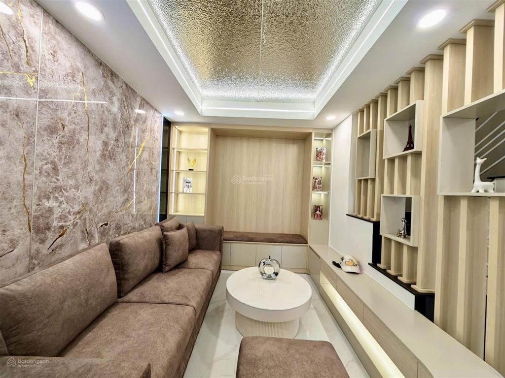 Chú sáu cần bán nhà lý tự trọngbến thànhq1, gần chợ bến thành.giá 5tỷ300tr/84,8m2,cho thuê 26tr