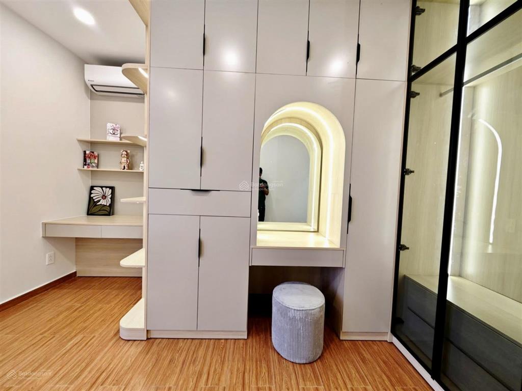 Chú sáu cần bán nhà lý tự trọngbến thànhq1, gần chợ bến thành.giá 5tỷ300tr/84,8m2,cho thuê 26tr