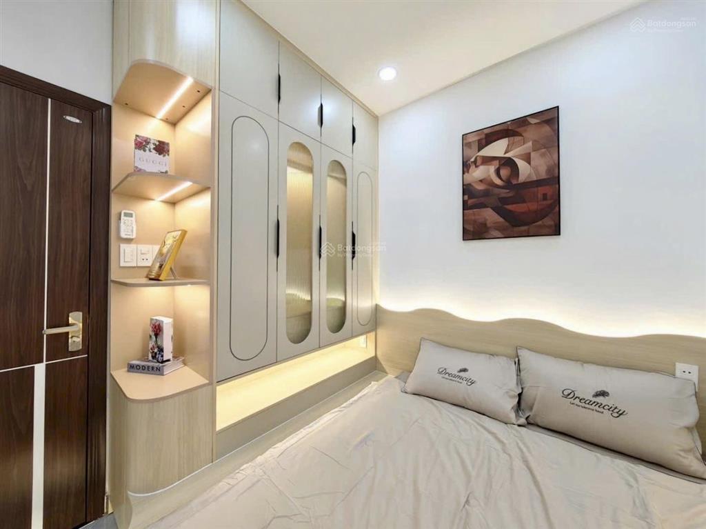 Dì 9 tôi cần bán gấp nhà bà lê chântđq1, gần chợ tân định.giá 4tỷ680tr/75,2m2.đang cho thuê 29tr