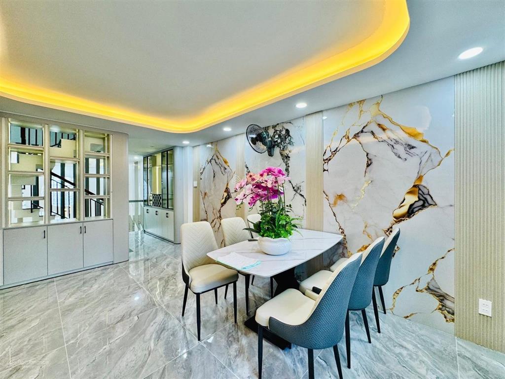 Đường 2 xe ô tô ký con  bến thành  q1, gần ga metro bến thành. 75m², cho thuê 27tr/tháng