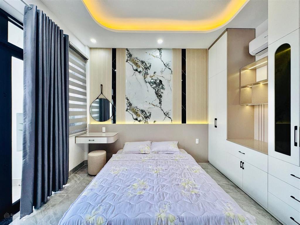 Đường 2 xe ô tô ký con  bến thành  q1, gần ga metro bến thành. 75m2, cho thuê 27tr/tháng