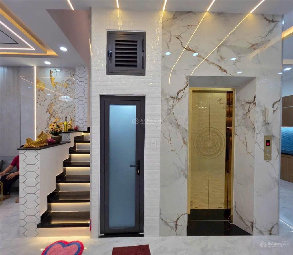 Phó đức chính  nguyễn thái bình  quận 1, gần chợ bến thành.giá 9 tỷ950tr/70m2,đang cho thuê 26tr.