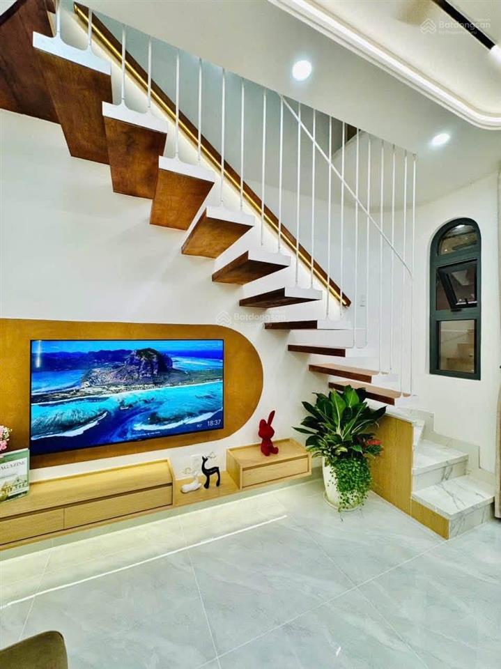 Cô mai cần ra nhanh nhà cống quỳnhbến thànhq1,gần bv từ dũ.giá9tỷ350tr/75,4m2, cho thuê 19tr