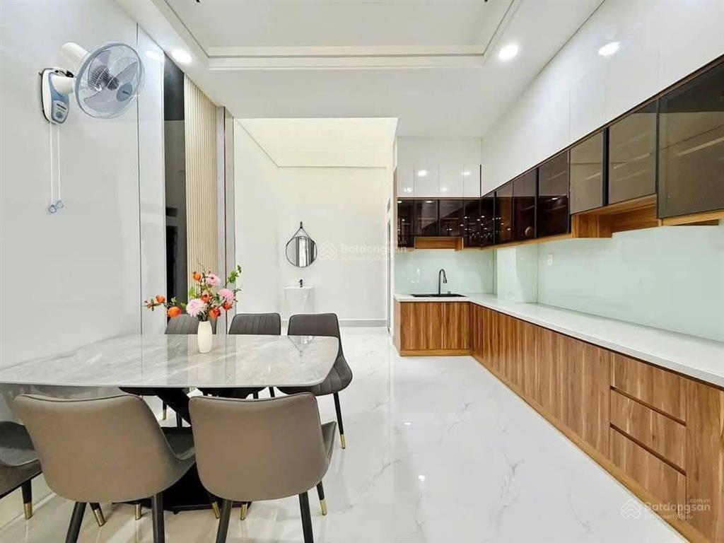 Nhà cách mạng tháng 8quận 10 cho thuê 23tr/th, gần tttm vincom 3/2 diện tích 67,6m2 giá 3tỷ890 tl