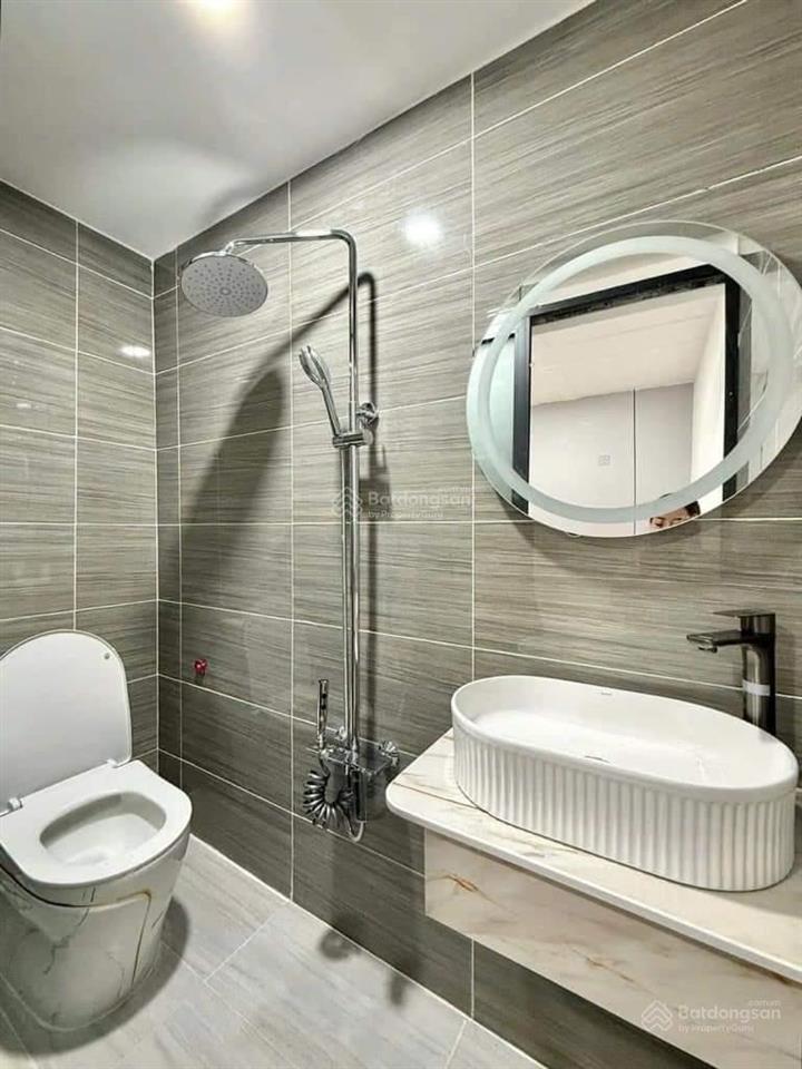 Nhà ngộp bến vân đồnquận 4 diện tích 72,5m2 giá 3tỷ2 gần tiểu học đặng trần côn, cho thuê 20tr/th