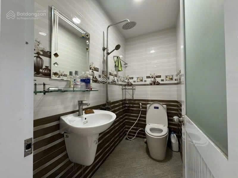 Bán nhà lê hồng phongq5 đang cho thuê 23tr/th, gần bv chấn thương chỉnh hình. dt 65,1m2 giá 2tỷ990