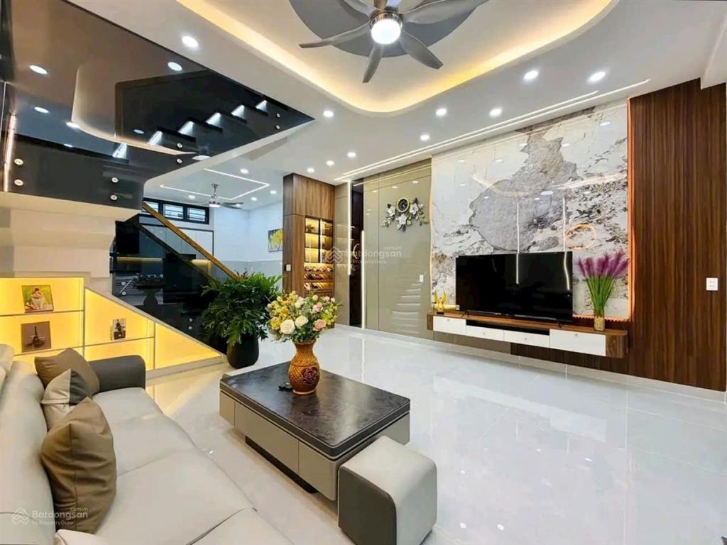 Kẹt tiền bán nhà lưu xuân tínquận5 dt 67,5m2 giá 3tỷ68 gần vòng xoay phan đình phùng cho thuê 23tr