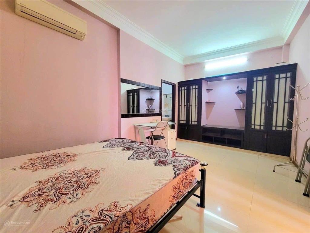 Xoay tiền bán gấp nhà lê thị hồng gấmquận 1 giá 4tỷ99 gần chợ bến thành dt 62,4m2 cho thuê 28tr/th