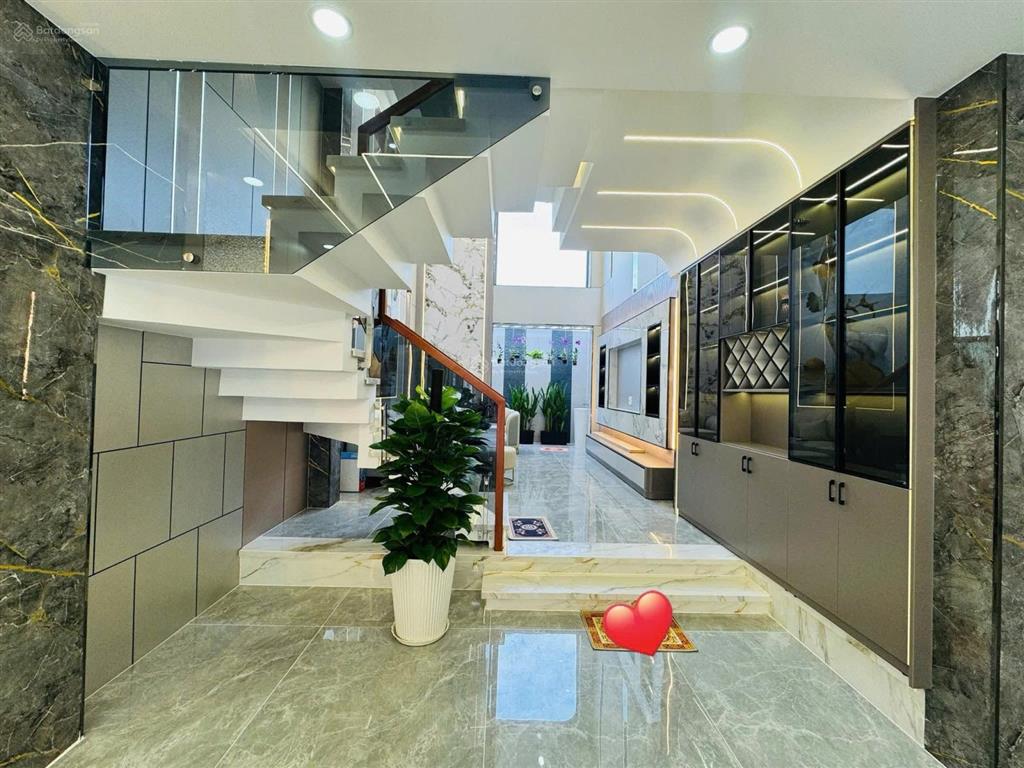 Tìm chủ cho căn nhà đang cho thuê 33tr  đường hai bà trưng  q.1, giá 5tỷ350/88m2, gần hồ con rùa