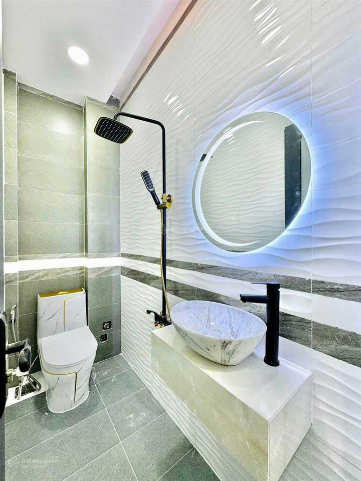 Chủ gửi bán gấp nhà cho thuê 31 triệu, đ. nguyễn văn đừng  q. 5, giá 2tỷ820/61m2, gần chợ hòa bình