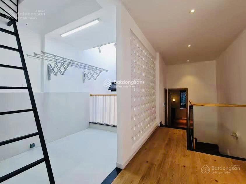 Chú út bán nhà nguyễn văn mai  quận 3. giá 3tỷ990/74.9m2 đang cho thuê 20triệu. gần chợ tân định