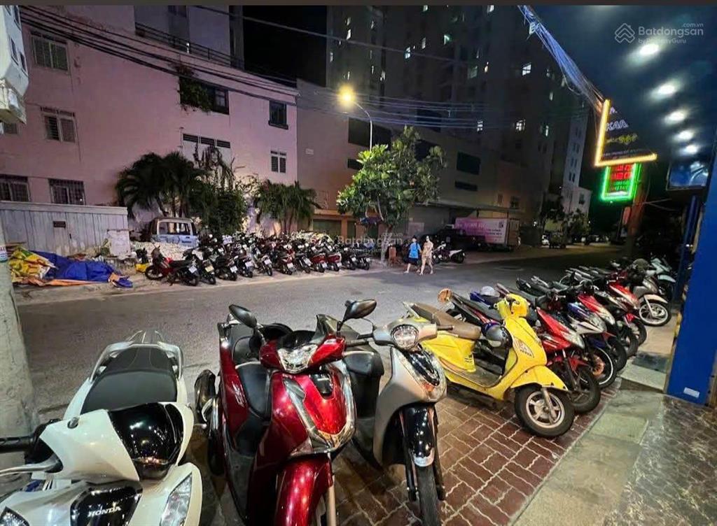 Cần bán tòa nhà 3 tầng 290m2 full thổ cư trung tâm chí linh 1 ngang 16m giá tốt