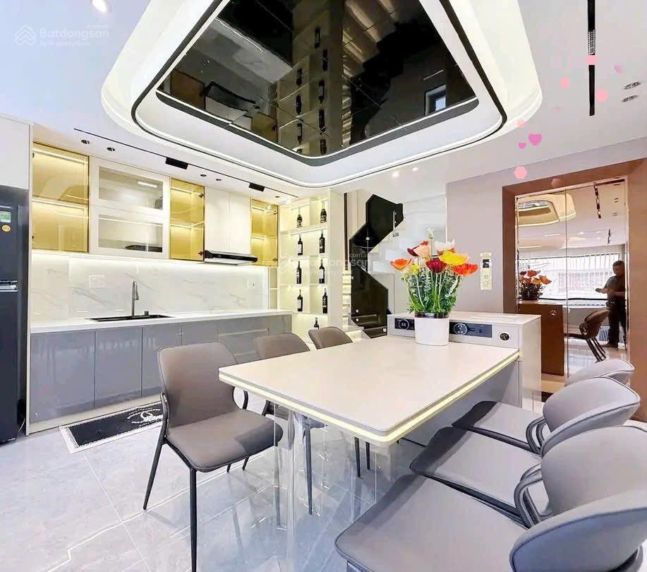 Bán nhà chính chủ đường nguyễn văn thủ quận 1. giá 4tỷ9/95,4m2 thông điện biên phủ. cho thuê 35tr