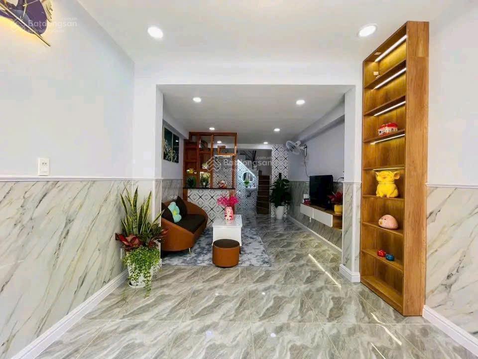 Về quê bán gấp nhà trần bình trọng, p2, q5. dt 68,8m2 gần kinh tế đối ngoại. cho thuê 20tr/th
