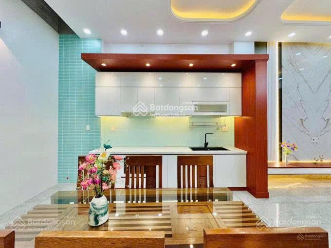 Kẹt tiền bán gấp nhà nguyễn đình chính, quận phú nhuận. 4tỷ7/81m2 gần sân bay. đang cho thuê 25tr/t