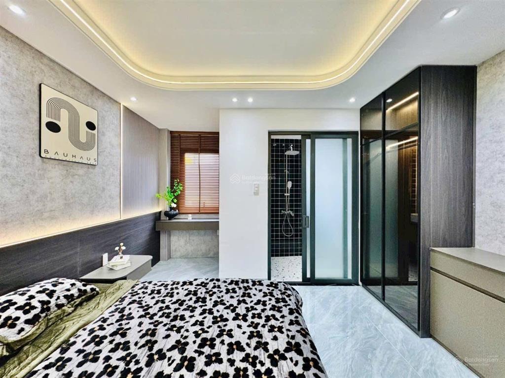 Định cư nước ngoài bán nhanh nhà lê văn sỹ, p 12, q3, dt 67,5m2, giá 3 tỷ 650, thuê 25tr, sổ riêng