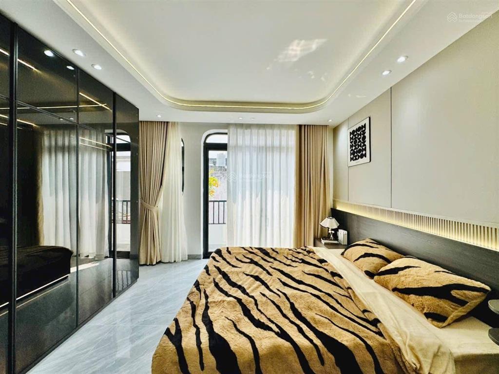 Định cư nước ngoài bán nhanh nhà lê văn sỹ, p 12, q3, dt 67,5m2, giá 3 tỷ 650, thuê 25tr, sổ riêng