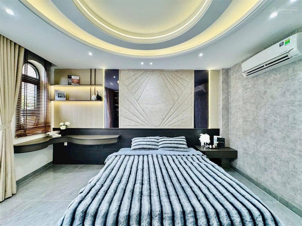 Định cư nước ngoài bán nhanh nhà lê văn sỹ, p 12, q3, dt 67,5m2, giá 3 tỷ 650, thuê 25tr, sổ riêng