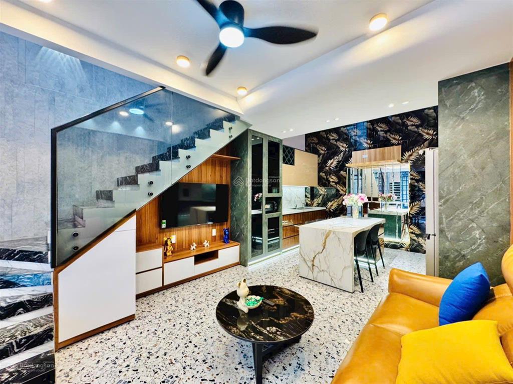 Kẹt tiền bán gấp nhà kỳ đồng, p 9, q 3, dt 69,8m2, giá 3tỷ250, cho thuê 24tr, hẻm 6m, sổ hồng riêng