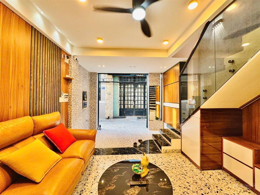 Kẹt tiền bán gấp nhà kỳ đồng, p 9, q 3, dt 69,8m2, giá 3tỷ250, cho thuê 24tr, hẻm 6m, sổ hồng riêng