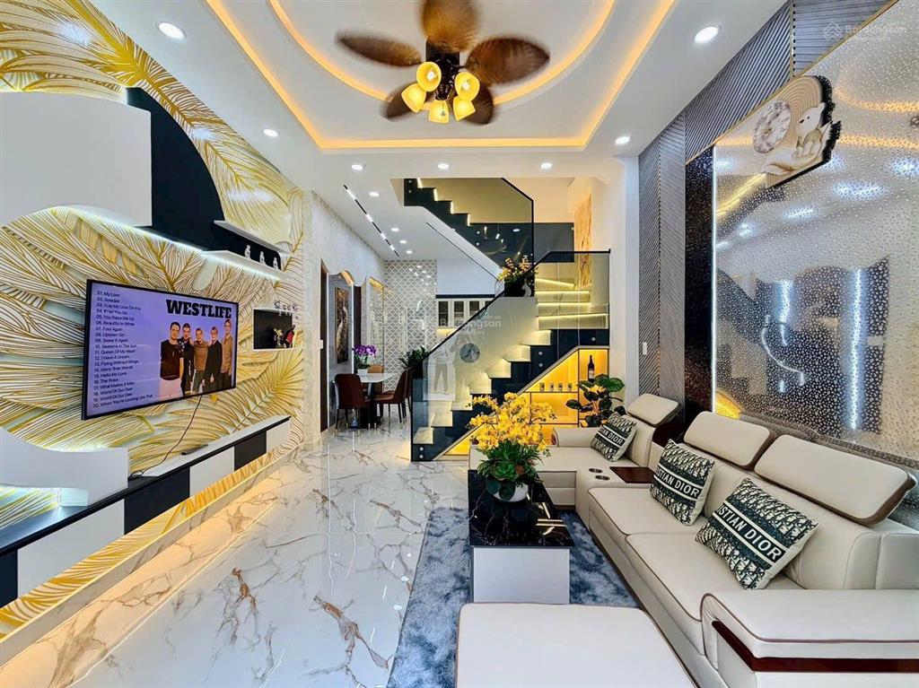 Chính chủ cần bán nhà cao thắng, p12, q10, dt 67,5m2, giá 3 tỷ 250tr, cho thuê 26tr, sổ hồng riêng