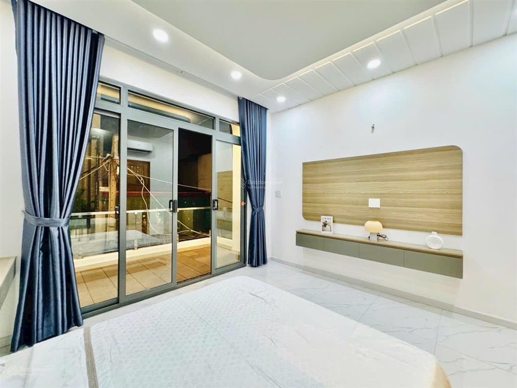 Nhà ngộp bến vân đồn, p 5, q 4, dt 77m2, giá 3 tỷ 350tr, cho thuê 22tr/th, hẻm xe hơi, sổ riêng.