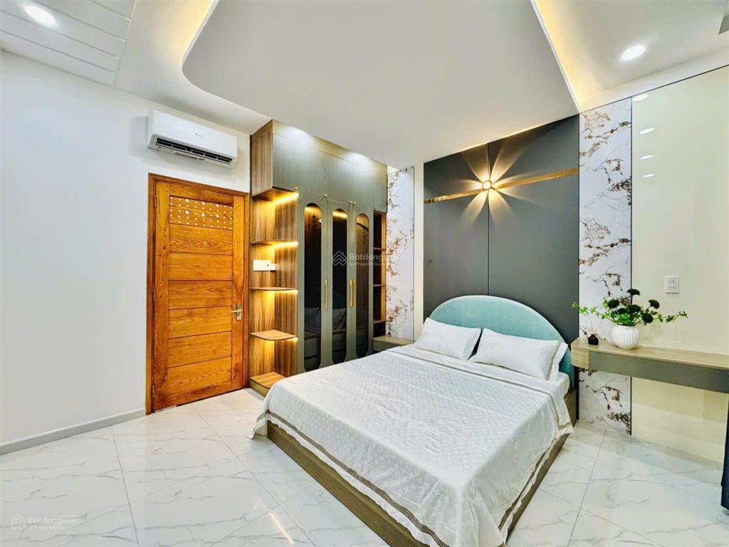 Nhà ngộp bến vân đồn, p 5, q 4, dt 77m2, giá 3 tỷ 350tr, cho thuê 22tr/th, hẻm xe hơi, sổ riêng.