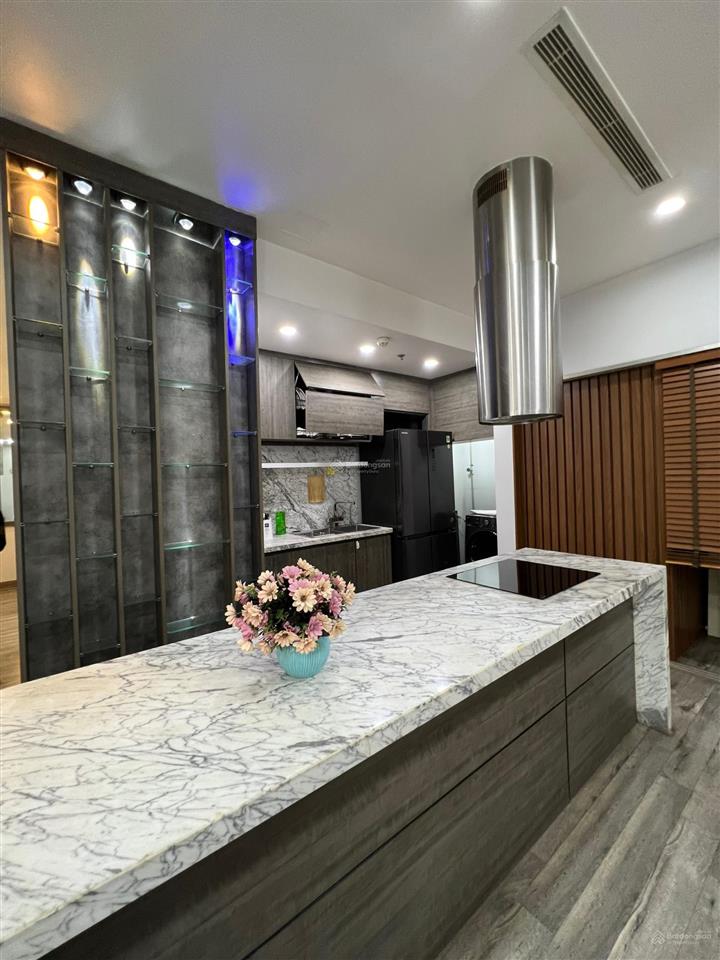 Cần bán gấp căn góc, 131 m2, 3 phòng ngủ sáng tại royal city giá chỉ 19 tỷ.  0869 888 ***