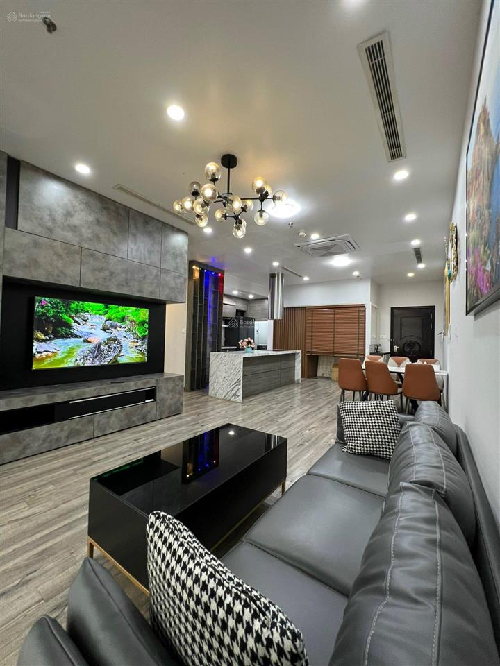 Cần bán gấp căn góc, 131 m2, 3 phòng ngủ sáng tại royal city giá chỉ 19 tỷ.  0869 888 ***