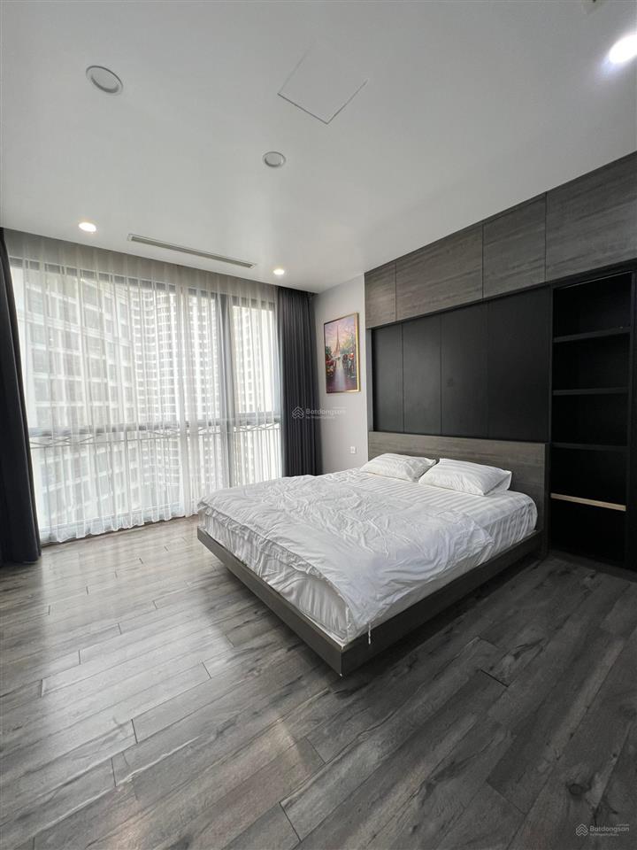 Cần bán gấp căn góc, 131 m2, 3 phòng ngủ sáng tại royal city giá chỉ 19 tỷ.  0869 888 ***