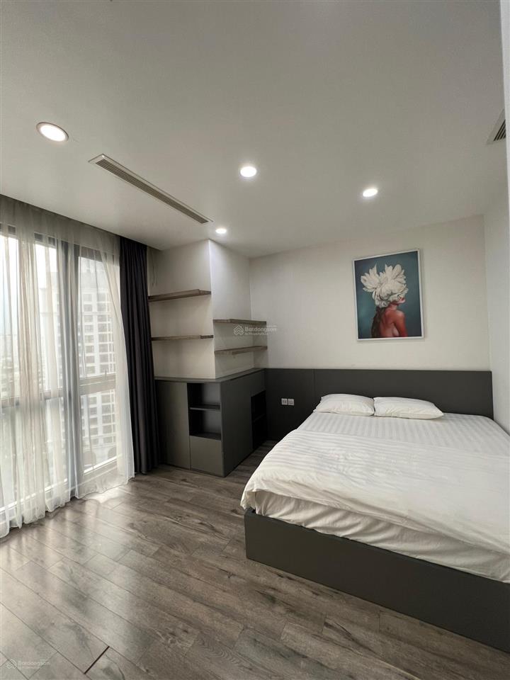 Cần bán gấp căn góc, 131 m2, 3 phòng ngủ sáng tại royal city giá chỉ 19 tỷ.  0869 888 ***